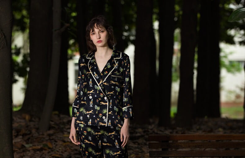 Seiden Schlafanzug mit Dschungel Geheimnis Muster für Damen 100%Seide Pyjama Frauen Lange Ärmel Knopfleiste