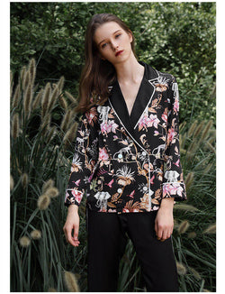 Schwerer Seidenanzug-Pyjama mit Blumendruck und langen Ärmeln und Knopfleiste