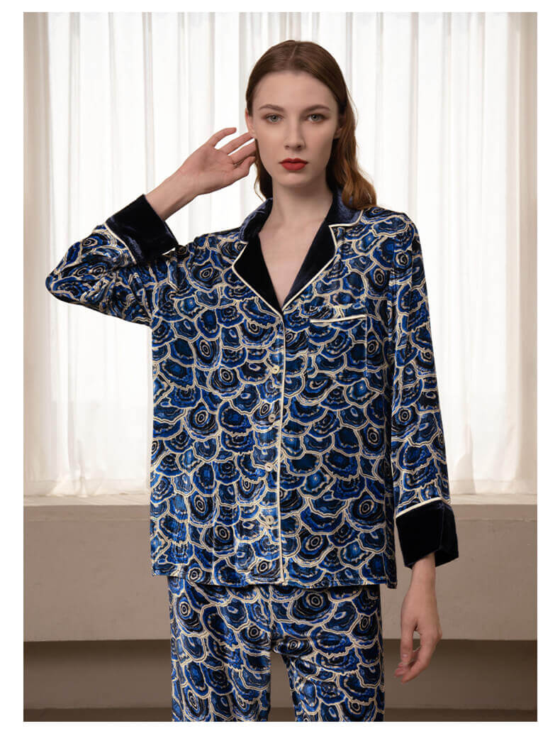 Schlafanzug aus Seidensamt mit geknöpfter Knopfleiste und Fischschuppen-Print Winter-Nachtwäsche